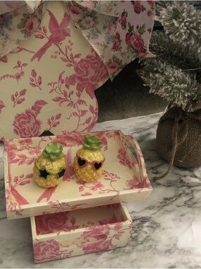 Cracker Barrel Ceramic mini Pineapples salt & pepper shakers NWT